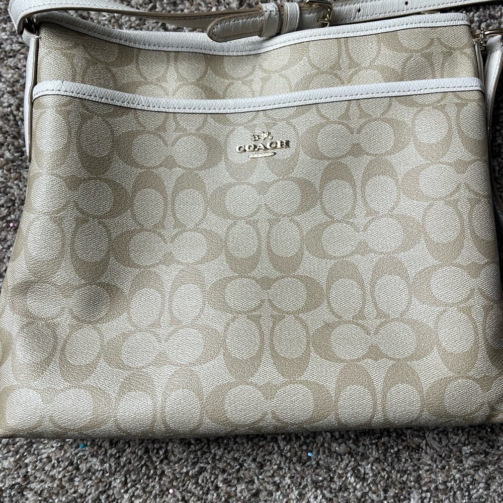 EUC Coach Crossbody- perfect for Spring